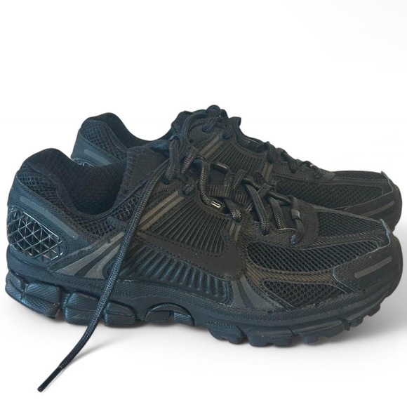Nike Zoom Vomero 5 Black Athletic Shoes Fits woman’s 8-8,5, men’s 7 !